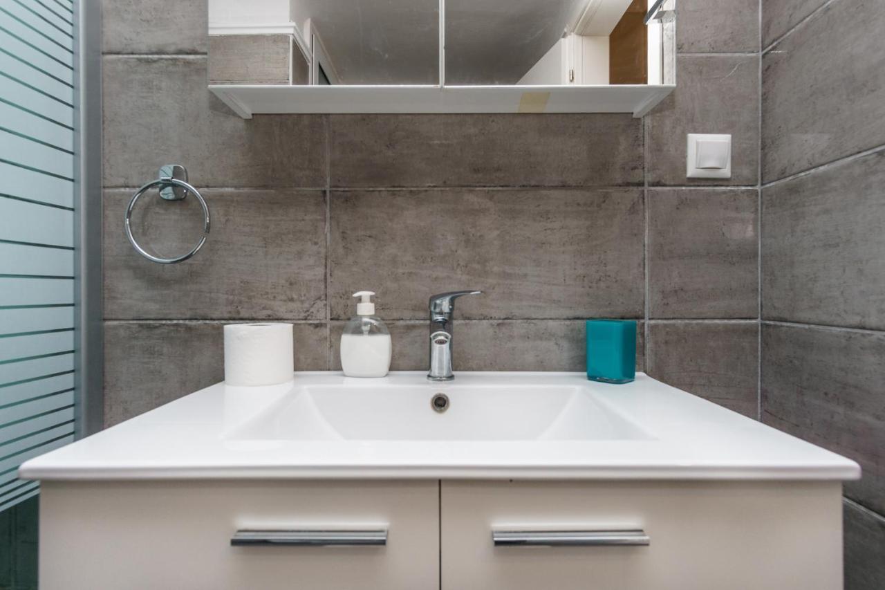 C.4 Red Rose #Colony_Central_Apartment Tesalonika Bagian luar foto